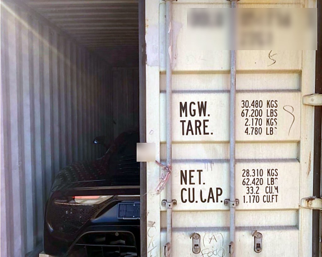 Im 20'-Container verladen – Blick durch die Tür