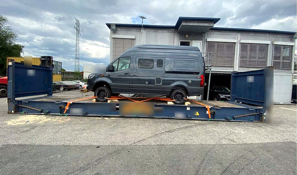 Transporter auf Flat Rack verzurrt
