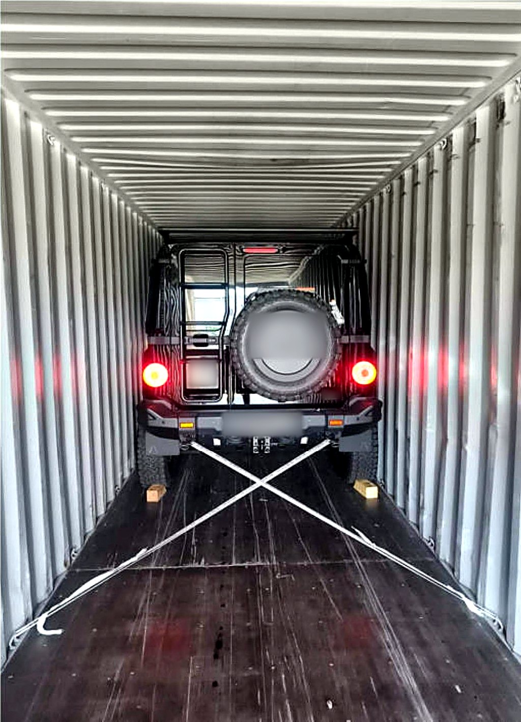 Geländewagen mit Spanngurten gesichert