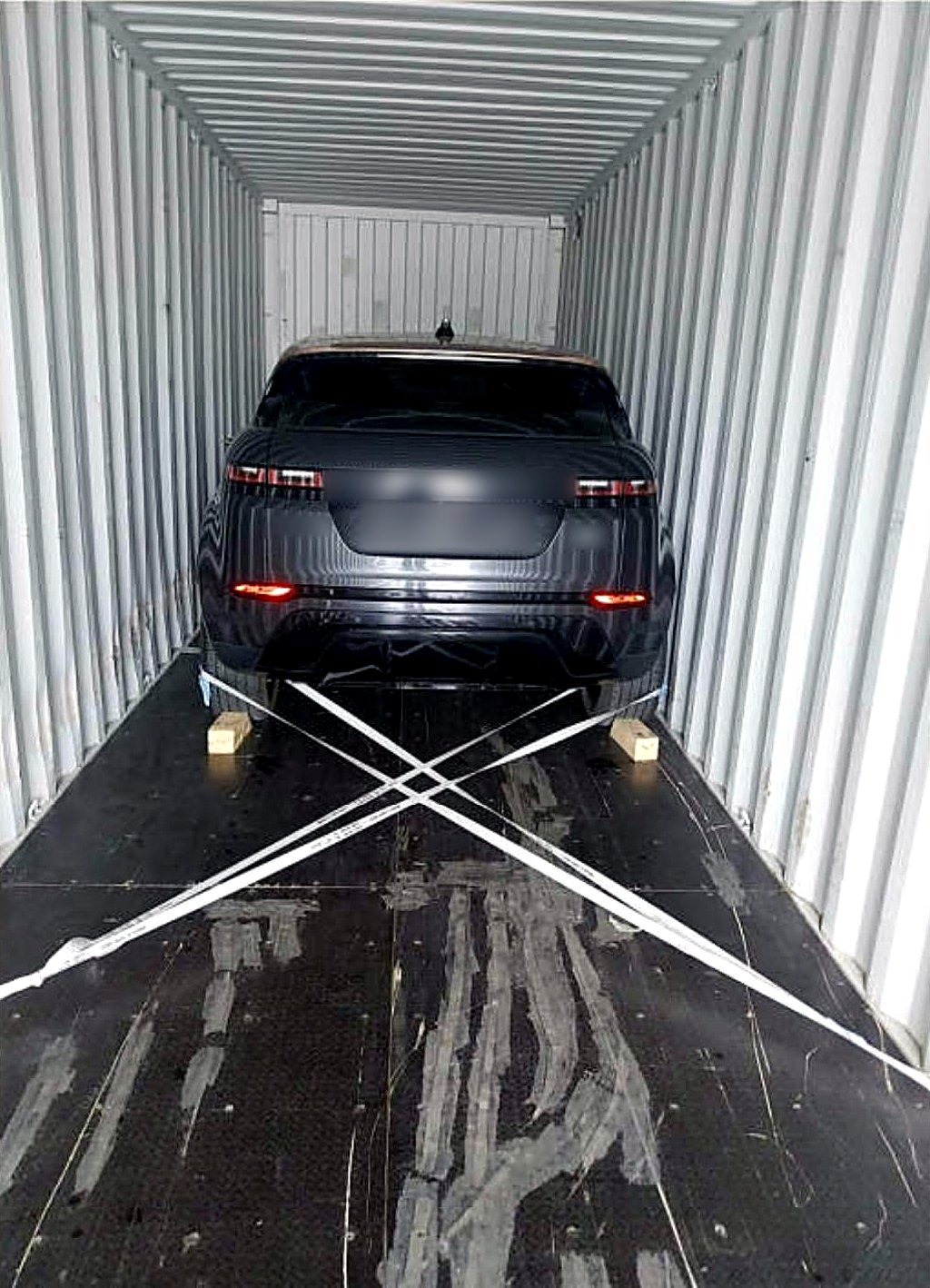 SUV verzurrt und verkeilt