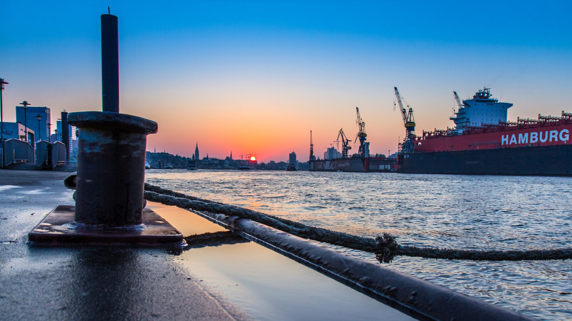 Hamburger Hafen bei Sonnenuntergang mit Kränen